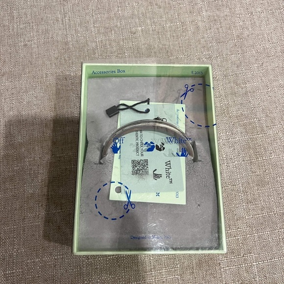 Off-White Silver Paperclip Cuff Bracelet in Brandnew condition - Picture 4 of 10